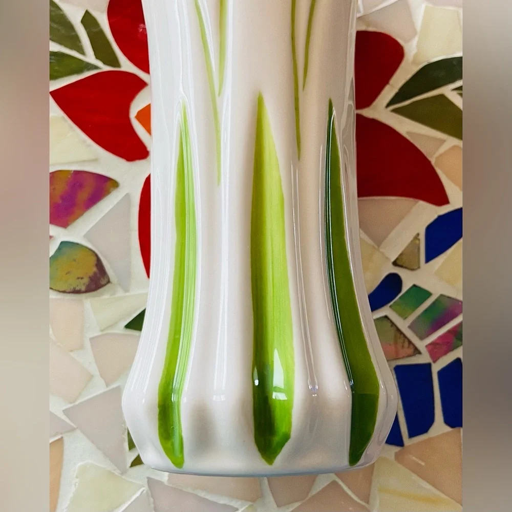 BNWT Sleek, Elegant Flower Vase Featuring Yellow Tulip Flowers, Scalloped Edge💐